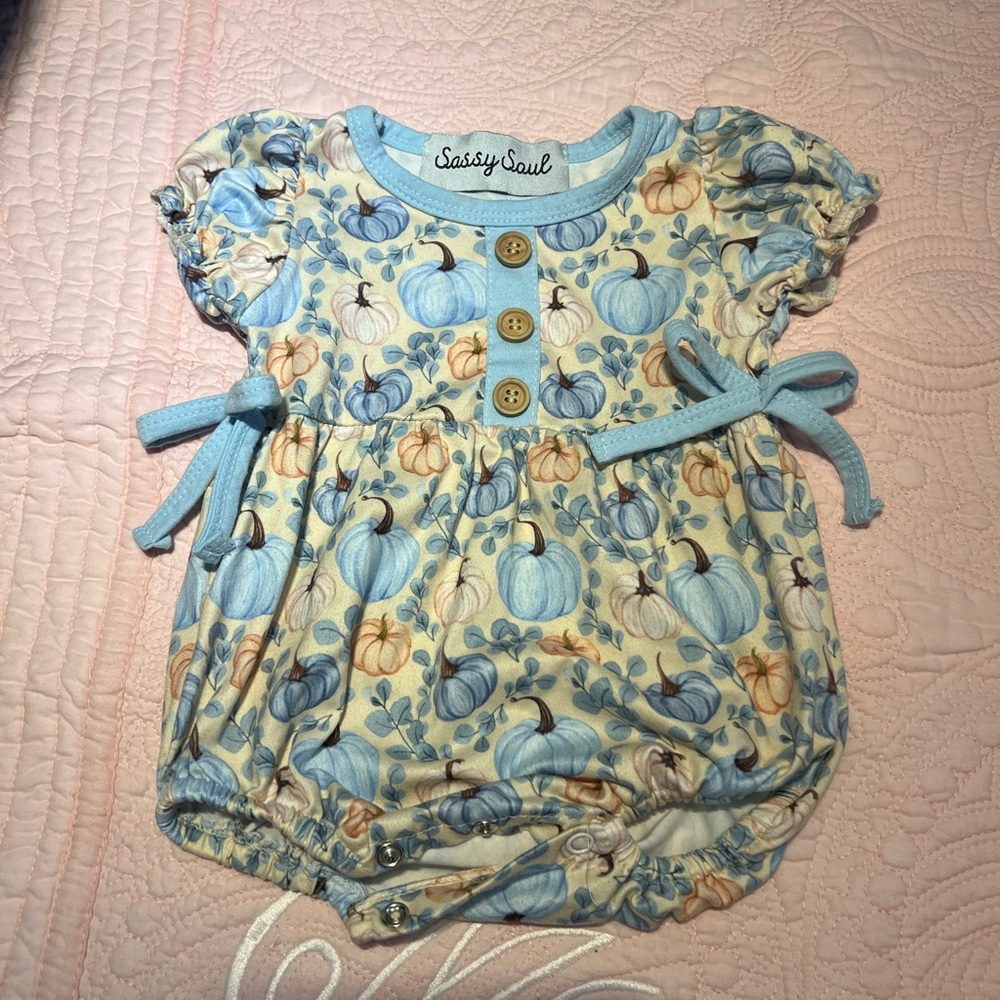 🩷5/$25 Baby Blue and Cream Pumpkin Print romper bubble 0-3 M
